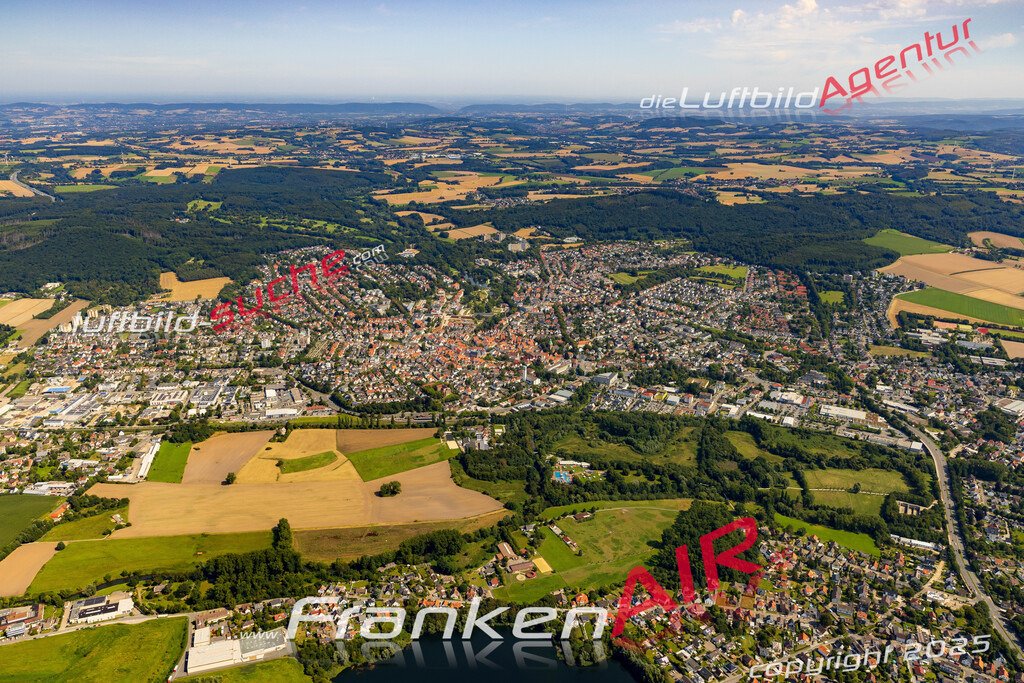 Übersichts Bild Bad Salzuflen - Die Luftaufnahme wurde 2025 vom UL-Flugzeug heraus erstellt ( keine Drohnenaufnahme ) - Hochauflösende Luftaufnahme - für Wandbilder und großformatige Ausdrucke geeignet. Das besondere Geschenk!Hier alle&nbsp;Infos zur Lizenzierung der LuftaufnahmeWir fliegen auch dieses Jahr wieder in Ihre Region um Luftbilder zu erstellen.- Luftbild anfragen