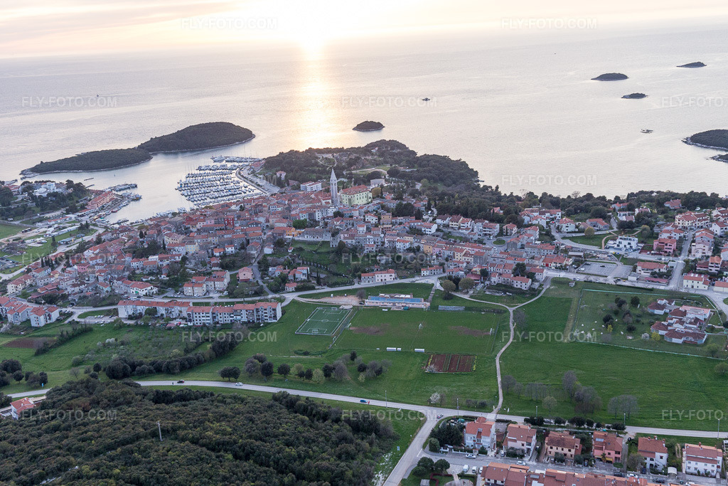 Aerial view: View of the town in Vrsar in the state Gespanschaft Istrien, Croatia. – Photo: IMG_106478.jpg taken on 04/14/2018 by Werner Riehm/FLY-FOTO.com – Resolution of the original: 5472 x 3648 px