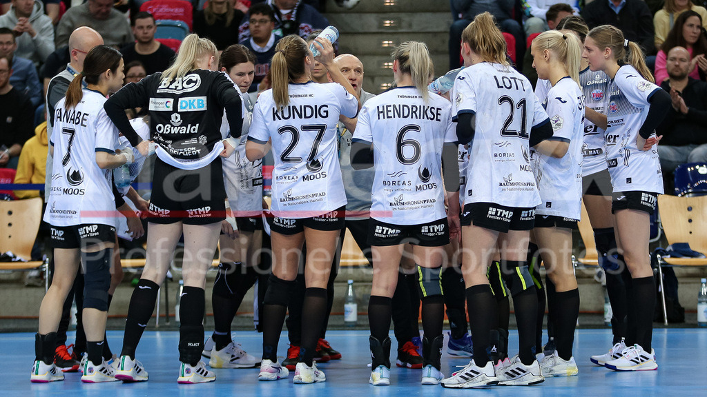 Handball, Bundesliga Frauen, VfL Oldenburg - Thüringer HC | v.li.: Spielerinnen des Thüringer HC während einer Auszeit, time-out, schwören sich mit einem Mannschaftskreis, Teamkreis, Ansprache, Motivation