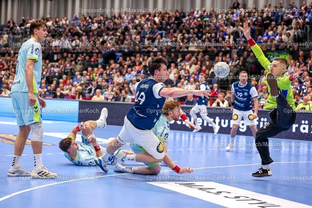 BHC02042601060 | 02.04.2026, Handball, HBL, Bergischer HC - VfL Gummersbach, Mitsubishi Electric HALLE Düsseldorf: Aron Seesing (BHC #49) im Zweikampf gegen  Stepan Zeman (VfL Gummersbach #66) Tom Kiesler (VfL Gummersbach #30) wirft den Ball auf das Tor von Dominik Kuzmanovic (VfL Gummersbach #01) 