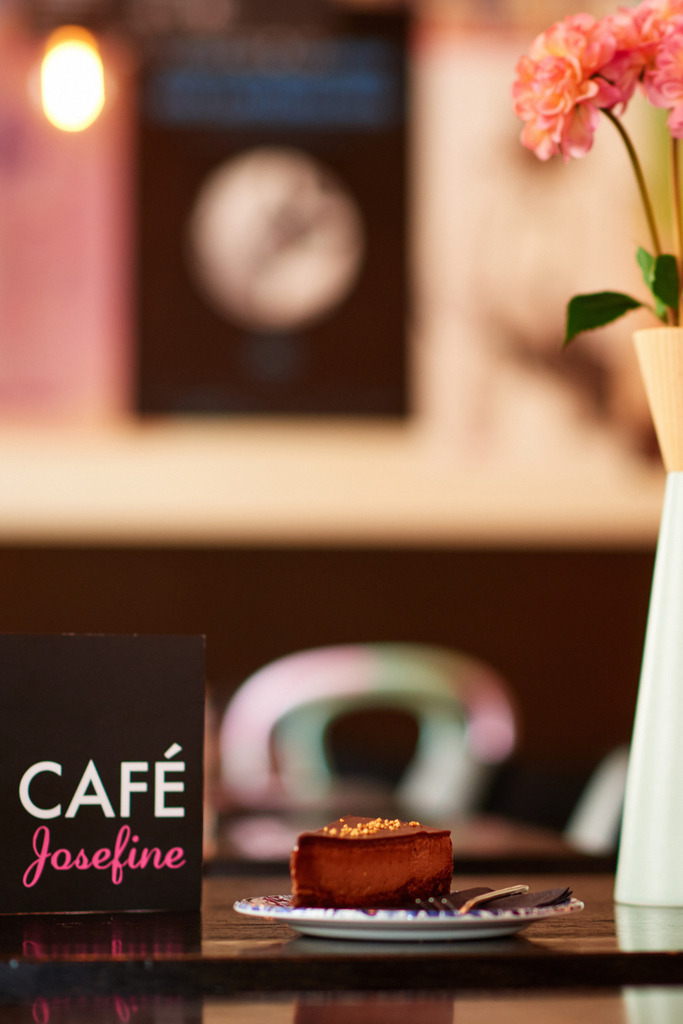 Cafe Josephine | WIen, Austria - February 13, 2018: Cafe Josephine; Blick in das Cafe-auf dem Tisch stehend eine Chocolate de Luxe Torte, eine Speisekarte und eine Vase mit Blumen. - Realisiert mit Pictrs.com