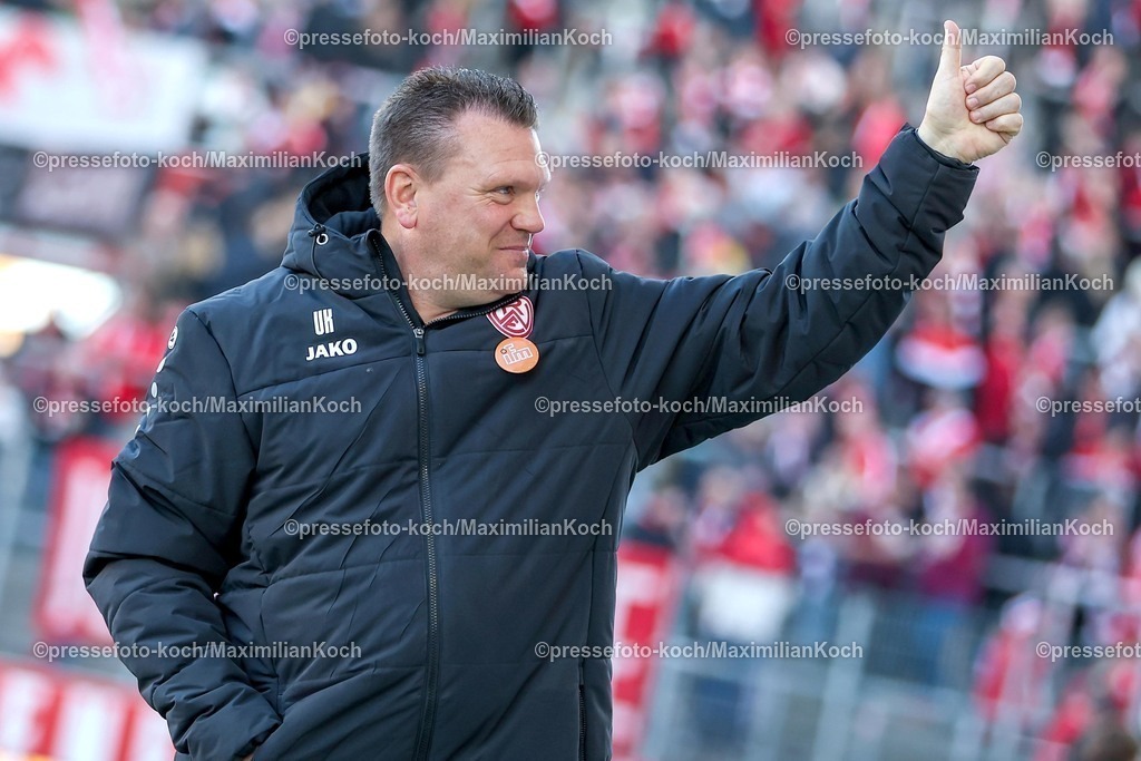 RWE06042501013 | 2025.04.06, Fußball, 3.Liga, Rot-Weiss Essen - FC Hansa Rostock, Stadion Hafenstraße, Saison 2024 2025: Cheftrainer Uwe Koschinat (RWE) gestikulierend Daumen nach ObenDFB regulations prohibit any use of photographs as image sequences and or quasi-video.