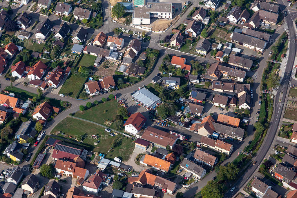 Luftbild: Landmaschinen im Ortsteil Ebersweier in Durbach im Bundesland Baden-Württemberg in Deutschland. – Foto: IMG_008963.jpg vom 20.09.2020 durch Werner Riehm/FLY-FOTO.de – Auflösung des Originals: 5472 x 3648 px