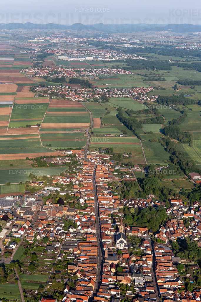 Ortsansicht der Straßen und Häuser der Wohngebiete | Luftbild: Ortsansicht der Straßen und Häuser der Wohngebiete in Bellheim im Bundesland Rheinland-Pfalz in Deutschland. Foto: IMG_120692.jpg vom 03.05.2020 durch Werner Riehm/FLY-FOTO.de - Realisiert mit Pictrs.com