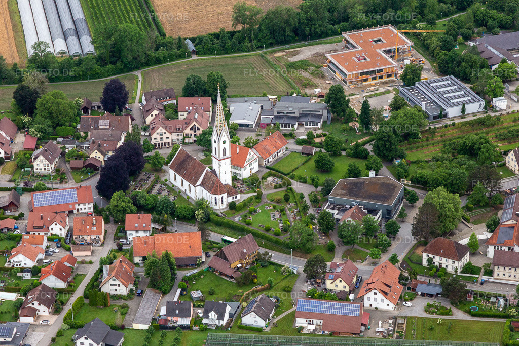 Luftbild: St. Martin in Oberteuringen im Bundesland Baden-Württemberg in Deutschland. – Foto: IMG_131978.jpg vom 26.05.2022 durch Werner Riehm/FLY-FOTO.de – Auflösung des Originals: 5472 x 3648 px – Seelsorgeeinheit - Seelsorgeeinheit Ailingen Ettenkirch Oberteuringen – Link öffnet im neuen Fenster