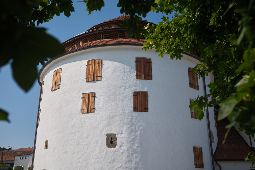 Urteil Turm | Maribor, Slowenien - June 19, 2025: Urteil Turm am Hafen. - Realisiert mit Pictrs.com