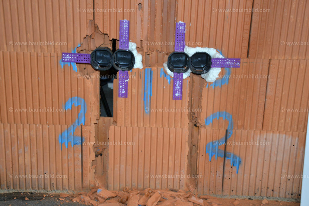 bib-lg17-elektroinstallation-0117 | Nach LV-Leistungsgruppen sortierte Detailfotos über den Bau eines Hauses. Alle Hausbau-Bilder direkt vom Urheber und Autor der Website Haus-Selber-Bauen.com