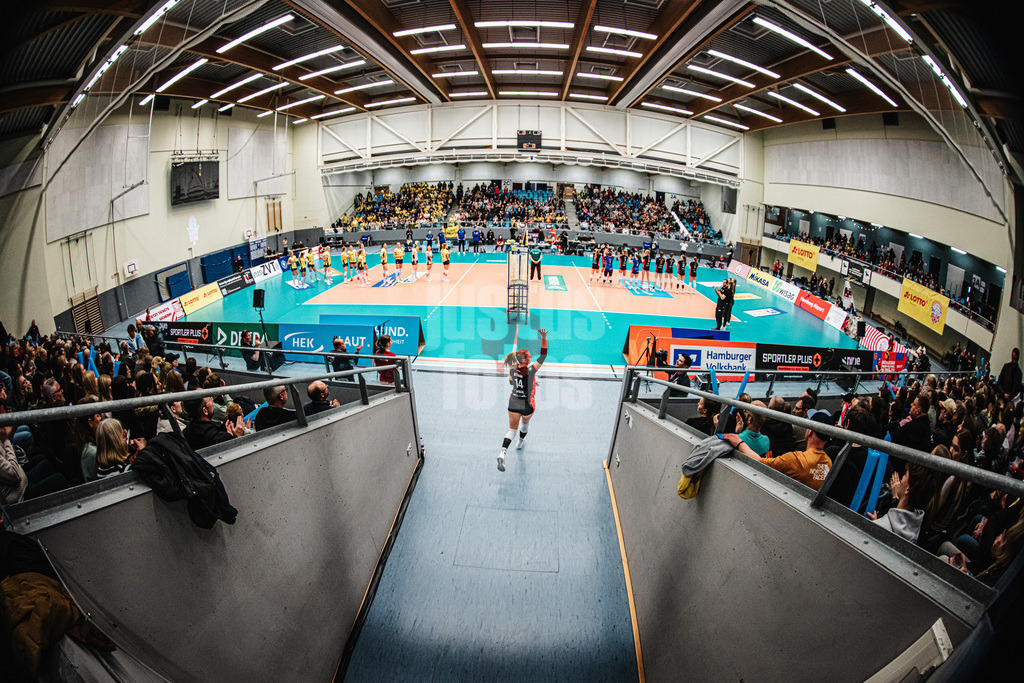 Volleyball | Frauen | Saison 2025/2026 | Volleyball Bundesliga | ETV Hamburger Volksbank Volleys vs. SSC Palmberg Schwerin | 17.01.2026 | Fiona Dittmann (#14, ETV Hamburger Volksbank Volleys) läuft in die Arena ein