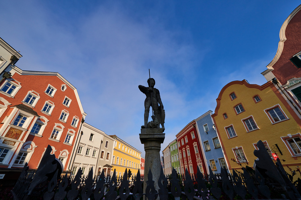 St.-Georgs-Brunnen am Oberen Stadtplatz | Schaerding, Austria - September 24, 2016: Sankt Georgs-Brunnen am Oberen Stadtplatz mit bunten Haeusern. - Realisiert mit Pictrs.com