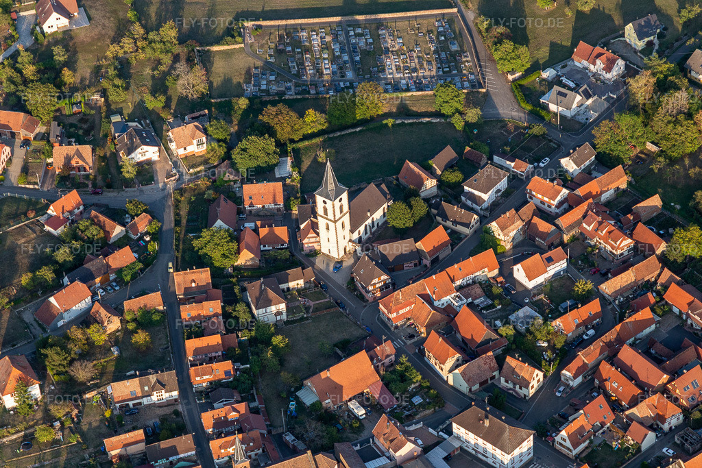 Luftbild: Kirchengebäude im Dorfkern in Gœrsdorf im Bundesland Bas-Rhin in Frankreich. Foto: IMG_123260.jpg vom 30.09.2020 durch Werner Riehm/FLY-FOTO.de