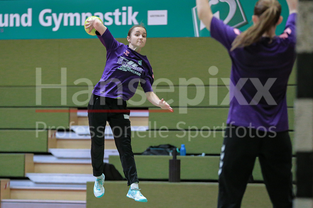 Handball, 2. Bundesliga Frauen, Training SV Werder Bremen | v.li.: Emy-Jane Hürkamp (SV Werder Bremen) beim Wurf, am Ball, Spielszene, Aktion, Action