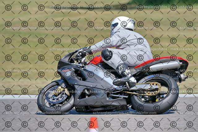 26BT01-1642 | markuskiefer.com - Realisiert mit Pictrs.com