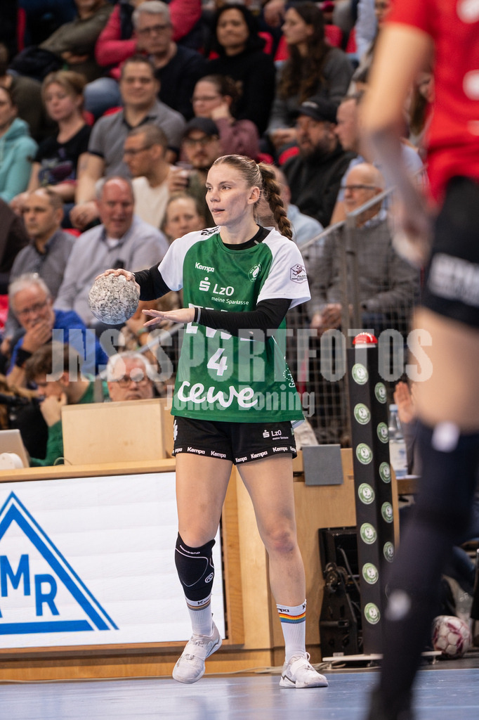 Handball I Frauen I Saison 2025-2026 I 1. HBF I 17. Spieltag I VFL Oldenburg - Thüringer HC I 0617 | Toni-Luisa Reinemann (4, VfL Oldenburg) - Realisiert mit Pictrs.com
