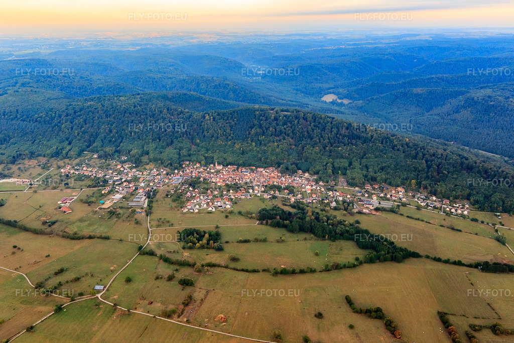 Vue aérienne: Vue d'ensemble du village en bordure des Vosges, depuis l'est à Ernolsheim-lès-Saverne dans le département Bas Rhin, France – .Photo: IMG_117795.jpg prise le 14/09/2019 par Werner Riehm/FLY-FOTO.eu – Résolution de l'original: 5293 x 3529 px