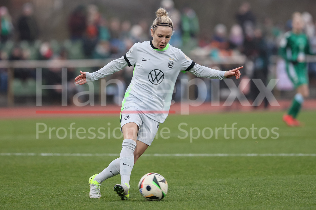 Fussball, Google Pixel Frauen-Bundesliga, SV Werder Bremen - VfL Wolfsburg | v.li.: Svenja Huth (VfL Wolfsburg, 10) am Ball, Einzelbild, Ganzkörper, Aktion, Action, Spielszene, DIE DFB-RICHTLINIEN UNTERSAGEN JEGLICHE NUTZUNG VON FOTOS ALS SEQUENZBILDER UND/ODER VIDEOÄHNLICHE FOTOSTRECKEN. DFB REGULATIONS PROHIBIT ANY USE OF PHOTOGRAPHS AS IMAGE SEQUENCES AND/OR QUASI-VIDEO.