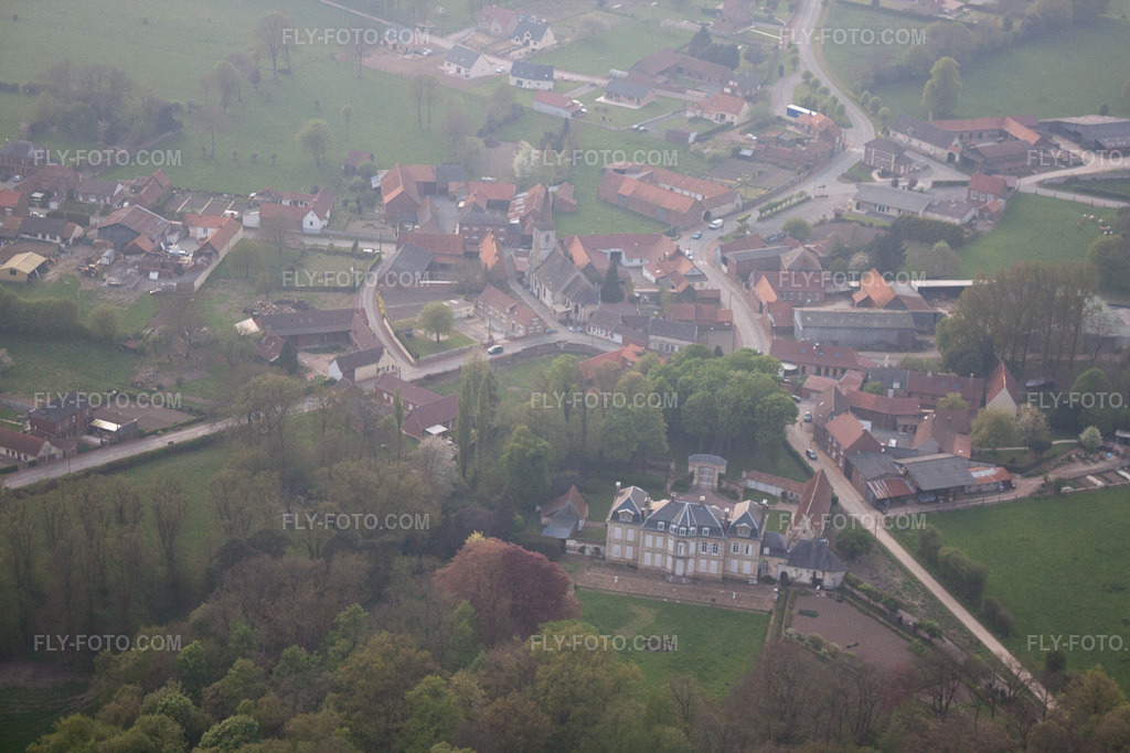 Aerial view: View of the town in Chelers in the state Pas de Calais, France. – Photo: IMG_40114.jpg taken on 04/17/2011 by Werner Riehm/FLY-FOTO.com – Resolution of the original: 4752 x 3168 px