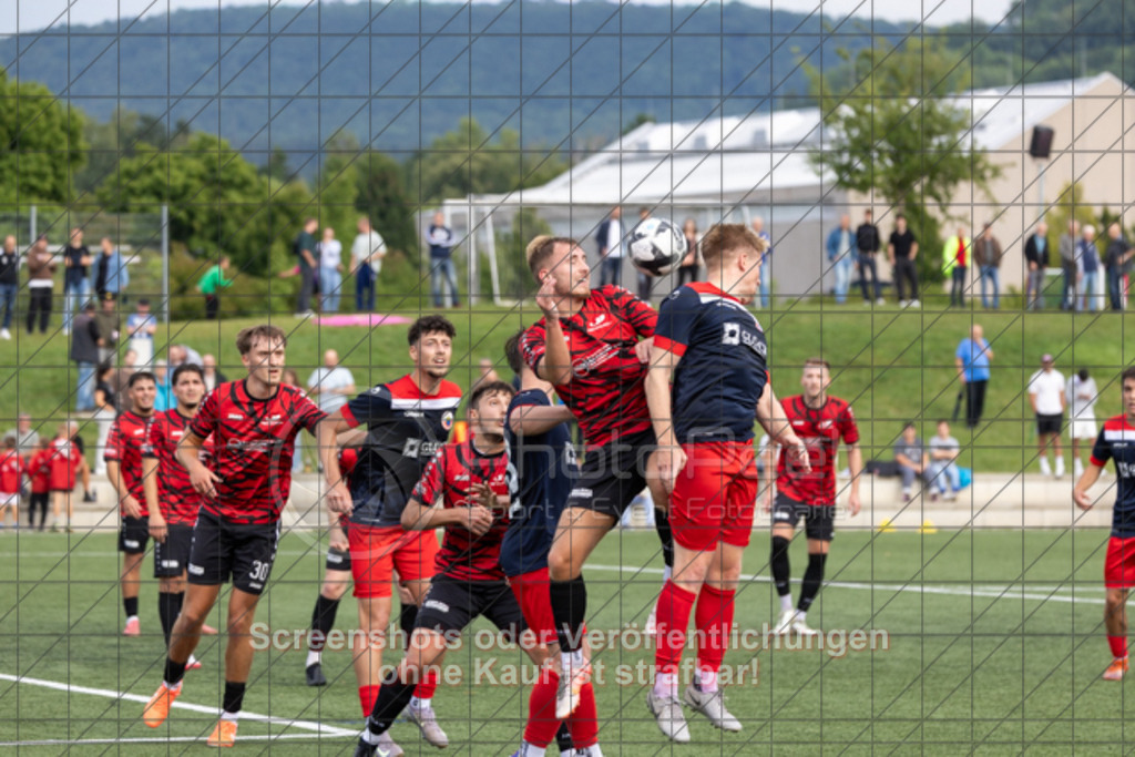 20250726_180402_0086 | Verteidigt in letzter Instanz, Nathan Winter (TSV Bad Boll #14) ,TSV Bad Boll (rot/schwarz) vs. TSVGG Plattenhardt (blau/rot), Fussball, DB-Regio-WFW-Pokal - wfv, 1.Runde, Saison 2025/2026, Kunstrasenplatz, Erlengarten 37, 73087 Bad Boll, 26.07.2025 - 17:30 Uhr,Foto: PhotoPeet-Sportfotografie/Peter Harich
