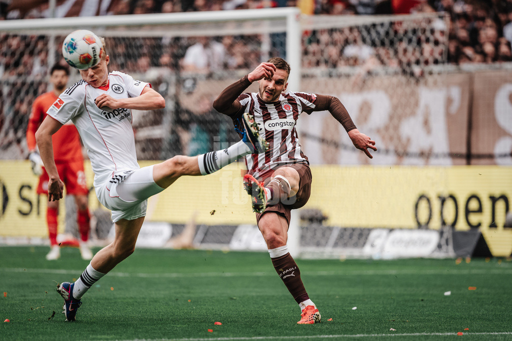 Fußball | Männer | Saison 2025/2026  | Fußball-Bundesliga | 25. Spieltag | FC St. Pauli vs. Eintracht Frankfurt | 08.03.2026 | v.l. Jonathan Burkardt (#9, Eintracht Frankfurt) gegen James Sands (#6, FC St. Pauli)