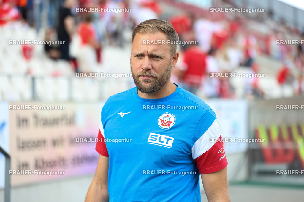 Rot-Weiss Essen - Hansa Rostock | Essen, Deutschland, 20.09.2025 Daniel Brinkmann (Hansa Rostock) schautwährend des 3.Liga Spiels zwischen  Rot-Weiss Essen und Hansa Rostock am 20.09.2025 im Stadion an der Hafenstraße in Essen. (Foto von Timo Bluhmki-Schmidt/Brauer Fotoagentur