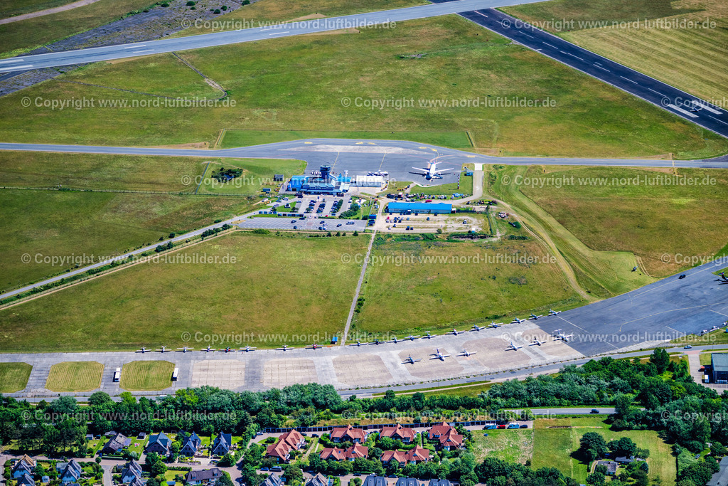 Sylt_Westerland_Flughafen_Airport_ELS_0488210625 | SYLT 21.06.2025 Start- und Landebahnen mit Rollwegen Hangaranlagen und Terminals auf dem Gelände des Flughafen Westerland auf der Insel Sylt im Bundesland Schleswig-Holstein, Deutschland. // Runway with hangar taxiways and terminals on the grounds of the airport Westerland at the island Sylt in the state Schleswig-Holstein, Germany. Foto: Martin Elsen
