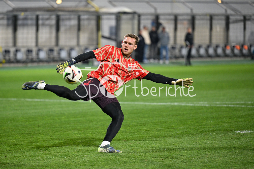 FC Bayern Amateure - TSV Schwaben Augsburg | im Bild Daniel PERETZ (FC Bayern München II #1) beim warmmachen vor der Partie / Freisteller / Einzelfoto / Regionalliga Bayern: FC Bayern Muenchen II - TSV Schwaben Augsburg, Gruenwalder Stadion am am 25.10.2024