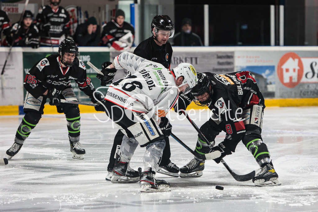 EHC Königsbrunn - TSV Peißenberg | Das Anfangsbully zwischen Valentin HOERNDL (TSV #18) und Tim BULLNHEIMER (EHC #8)