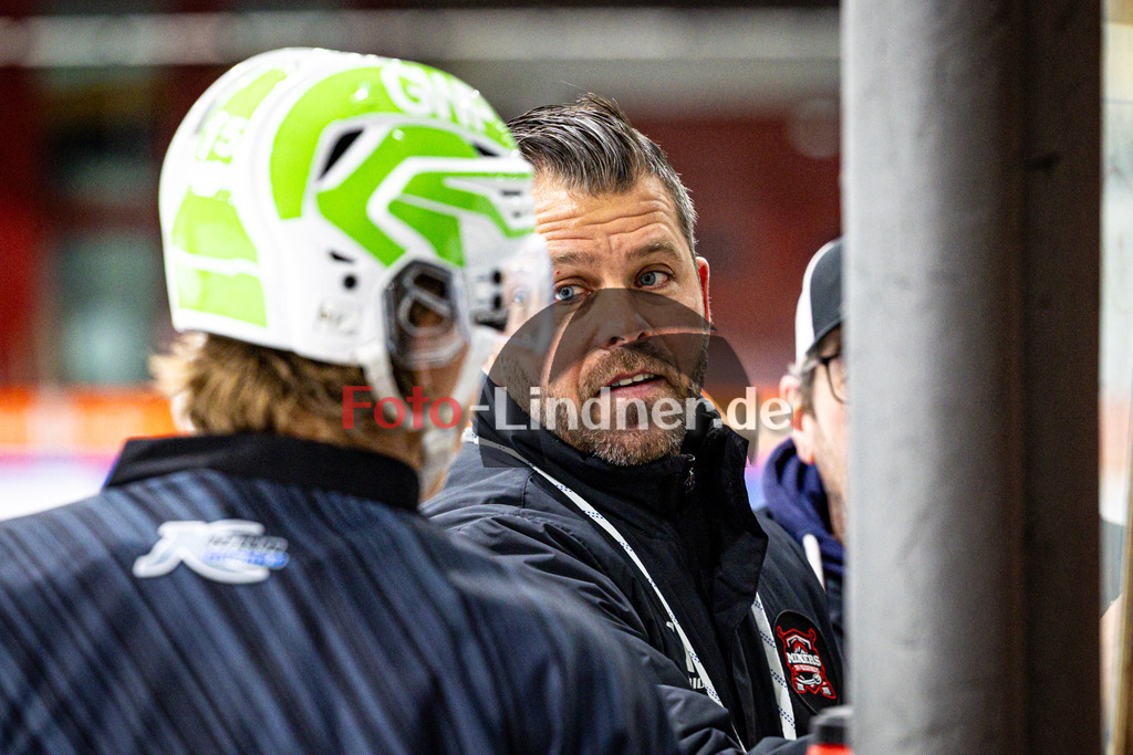 News von den Peißenberg MINERS | Eishockey Bayernliga 2025/26, News von den Peißenberg MINERS, 20251126,Markus Schröder (MINERS Head Coach) im Training gibt klare Anweisungen,2025-11-26 in Peißenberg (flatbuy Arena Peißenberg), Markus Schröder (MINERS Head Coach)Copyright: WolfgangxLindner www.foto-lindner.de