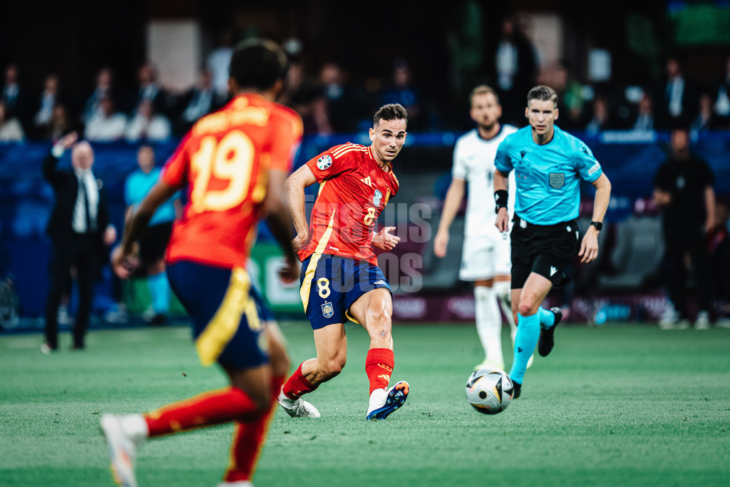 Fußball | Herren | UEFA-Fußball-Europameisterschaft 2024 | Finale | Spanien vs. England | 14.07.2024 | Fabian Ruiz (#8, Spanien) spielt einen Pass