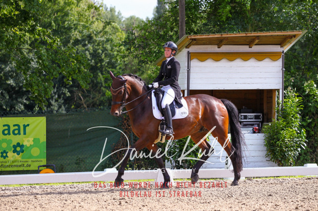 DKP41499 | Deine Turnierfotos vom Reitturnier online kaufen: Dressur, Springen & Siegerehrung. Professionelle Pferdefotografie aus dem Rheinland – als Download & Print.Alternative: Turnierfotograf für den Pferdesport: Finde deine Fotos von Dressur- und Springturnier