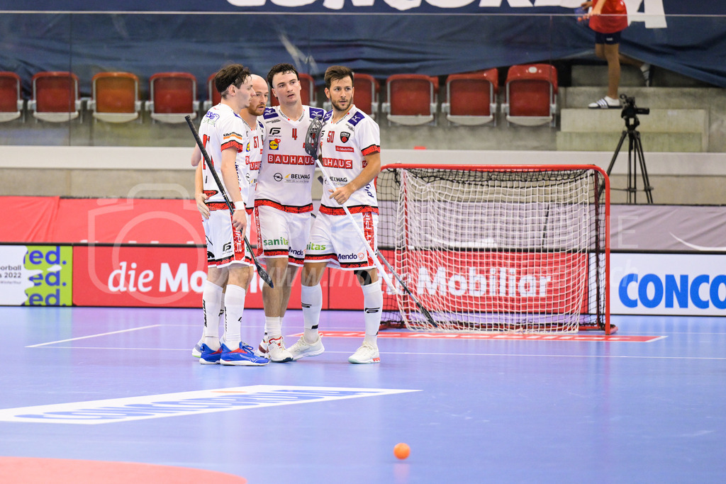 HC Rychenberg vs. Floorball Köniz - 28. August 2022 | HC Rychenberg vs. Floorball Köniz
AXA Arena, Winterthur
Silvan Bolliger (#50 Floorball Köniz) trifft zum 4:3 und feiert mit Yann Andrea Ruh (#81 Floorball Köniz), Jan Zaugg (#61 Floorball Köniz) und Mike Gerber (#4 Floorball Köniz).
Bild: Sportfotografie Markus Aeschimann | www.markus-aeschimann.ch - Realisiert mit Pictrs.com