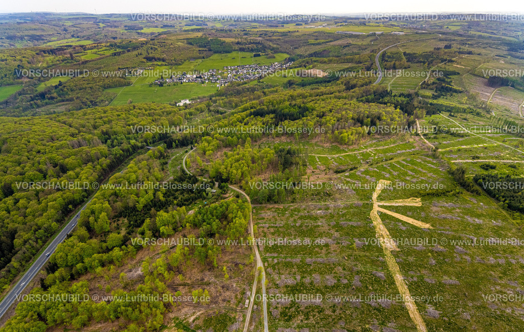 Burbach240502361GrosserStein | Luftbild, Waldgebiet Die Höh und NSG Naturschutzgebiet Großer Stein mit Bundesstraße B54, Waldschäden, Hügel und Täler mit Wohngebieten, Blick nach Lützeln, Holzhausen, Burbach, Nordrhein-Westfalen, Deutschland