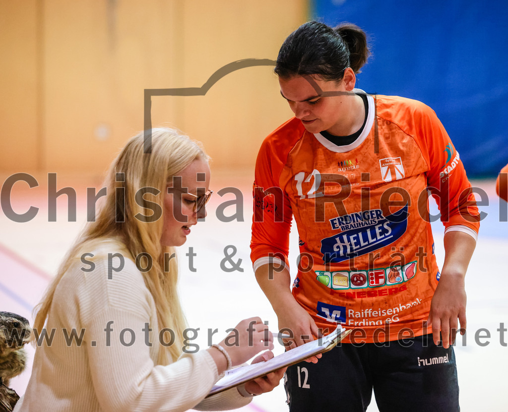 2023-10-14_086_SpVgg_Altenerding_gegen_HSG_Freising_Neufahrn_Damen | Erding, Deutschland, 14.10.2023:
Handball, Bezirksliga Frauen Altbayern 2023 / 2024, 3. Spieltag, SpVgg Altenerding II gegen HSG Freising-Neufahrn II, Endergebnis: 23:28

Trainerin Hannah Obermair (SpVgg Altenerding), Torfrau Anna-Lena Schmitt (SpVgg Altenerding, #12)

Foto: Christian Riedel / fotografie-riedel.net