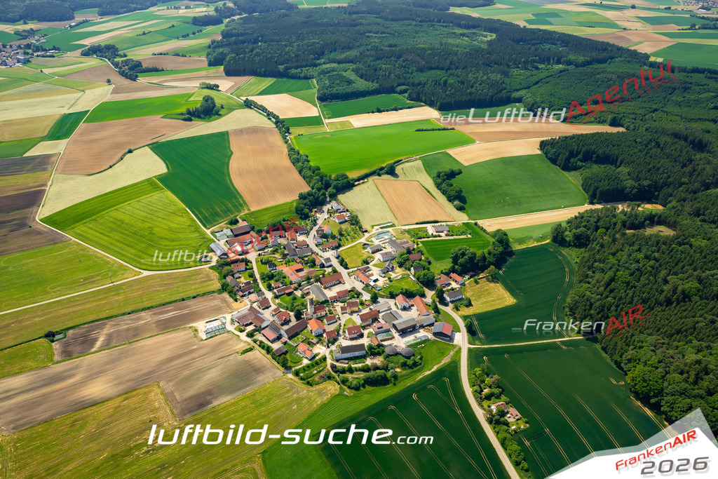 Das Luftbild zeigt Haselbach Ehekirchen - Die Luftaufnahme wurde 2023 vom UL-Flugzeug aus erstellt ( keine Drohne ) - Hochauflösende Luftaufnahme - Für grossformatige Ausdrucke geeignet. Die Geschenkidee !Mit Lizenz und Bildrechte bestellbar