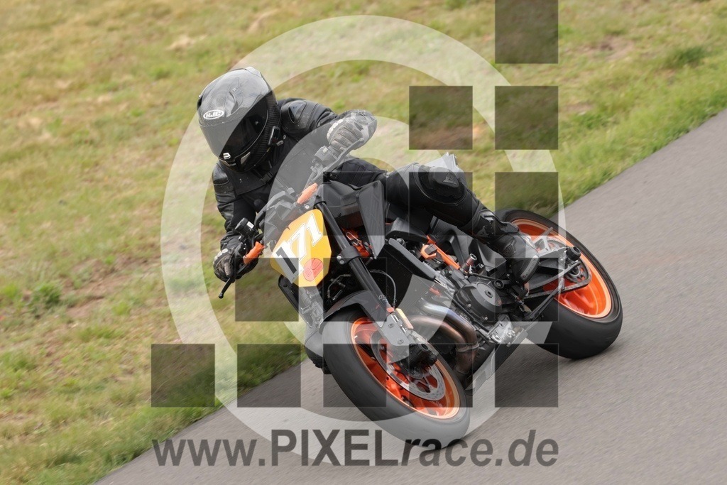 0171-20250503_11578 | Schöne Erinnerungen an spannende Momente - das festzuhalten ist unser Job. PIXELrace.de ist seit 2003 auf den Rennstrecken Europas unterwegs um die Action draußen beim Fahren und die wunderbare Stimmung imm Fahrerlager für euch einzufangen.