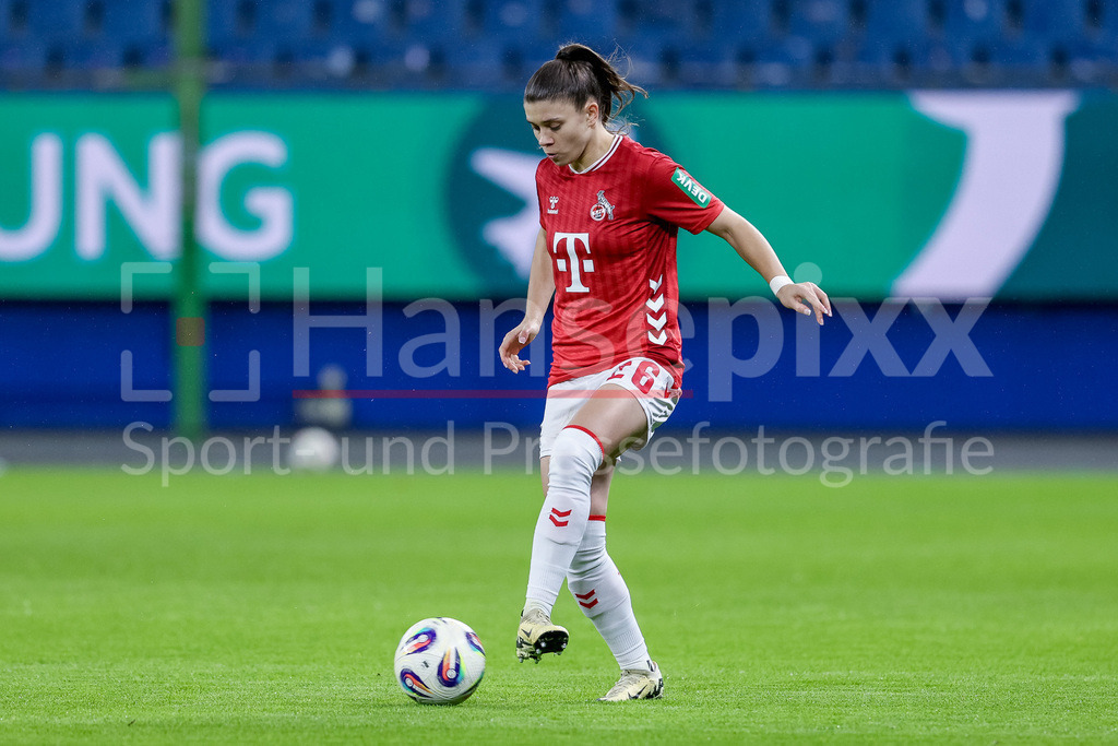 Fussball, Google Pixel Frauen-Bundesliga, Hamburger SV - 1. FC Köln | Martyna Wiankowska (1. FC Köln, 26) am Ball, Freisteller, Einzelbild, Ganzkörper, Aktion, Action, Spielszene, DIE DFB-RICHTLINIEN UNTERSAGEN JEGLICHE NUTZUNG VON FOTOS ALS SEQUENZBILDER UND/ODER VIDEOÄHNLICHE FOTOSTRECKEN. DFB REGULATIONS PROHIBIT ANY USE OF PHOTOGRAPHS AS IMAGE SEQUENCES AND/OR QUASI-VIDEO.