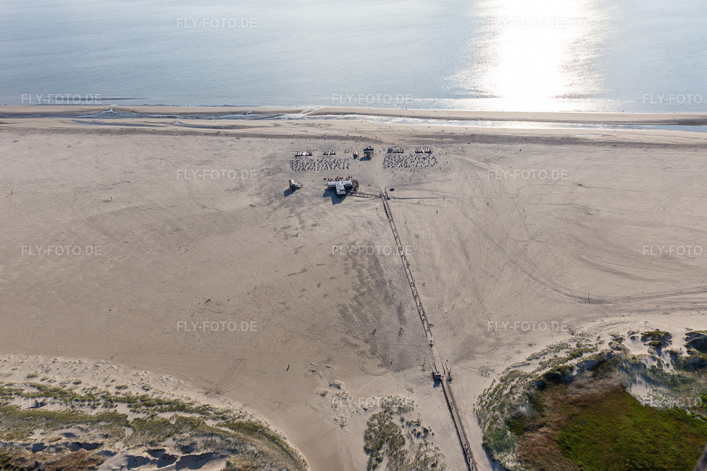 Luftbild: Sandstrand- Landschaft mit Seebrücke an der Nordsee - Küste Parkplatz und Gastronomie Arche Noah auf Pfahlbauten im Ortsteil Bad Sankt Peter in Sankt Peter-Ording im Bundesland Schleswig-Holstein in Deutschland. Foto: IMG_0007213.jpg vom 10.07.2021 durch Werner Riehm/FLY-FOTO.de