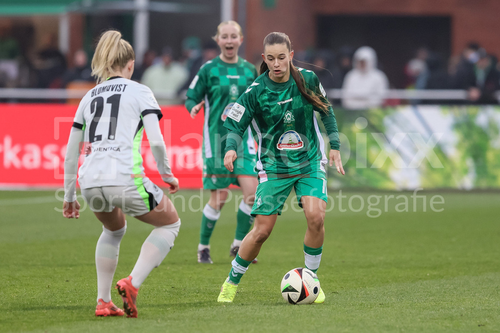 Fussball, Google Pixel Frauen-Bundesliga, SV Werder Bremen - VfL Wolfsburg | v.li.: Rebecka Blomqvist (VfL Wolfsburg, 21) und Tuana Mahmoud (SV Werder Bremen, 10) im Zweikampf, Duell, Dynamik, Aktion, Action, Spielszene, DIE DFB-RICHTLINIEN UNTERSAGEN JEGLICHE NUTZUNG VON FOTOS ALS SEQUENZBILDER UND/ODER VIDEOÄHNLICHE FOTOSTRECKEN. DFB REGULATIONS PROHIBIT ANY USE OF PHOTOGRAPHS AS IMAGE SEQUENCES AND/OR QUASI-VIDEO.