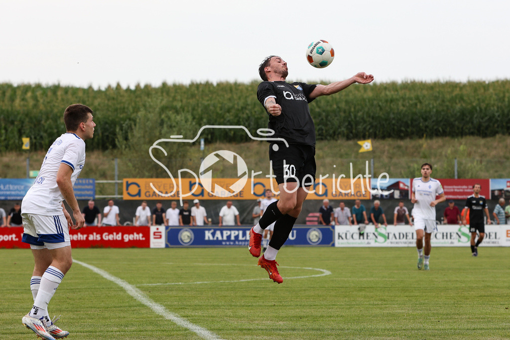 FC Pipinsried - FC Deisenhofen | Nico KARGER (FCP #30) saugt einen Ball an