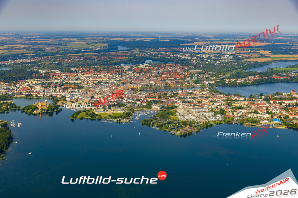 Klassische Luftaufnahme ohne Drohne zeigt:Schweriner Altstadt bei Schwerin - Die Luftbildaufnahme wurde 2025 vom UL-Flugzeug heraus erstellt ( keine Drohnenaufnahme ) - Hochauflösende Luftaufnahme -Nicht vergleichbar mit Google Maps oder Satelittenbilder- Die Geschenkidee !Mit Lizenz und Bildrechte bestellbar
