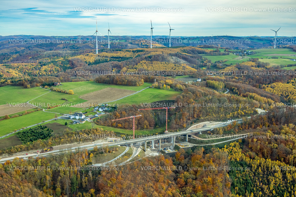 Hagen251102119 | Luftbild, Autobahnbrücke Brunsbecke der Autobahn A45 Sauerlandlinie, Baustelle und Sanierung, Baukräne, herbstlicher Wald und Windräder, Eilpe, Hagen, Ruhrgebiet, Nordrhein-Westfalen, Deutschland