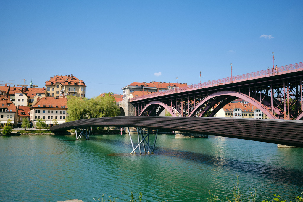 Stari Most über die Drau | Maribor, Slowenien - June 19, 2025: Stari Most über die Drau. - Realisiert mit Pictrs.com