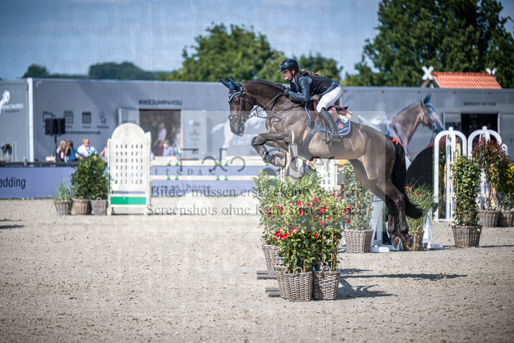 DOS_3062 | Entdecke hochwertige Reitturnierfotos von Foto Oger. Professionell, emotional und authentisch – jetzt Lieblingsmomente im Shop bestellen.Deutschlandweite Turnierfotografie. - Realisiert mit Pictrs.com