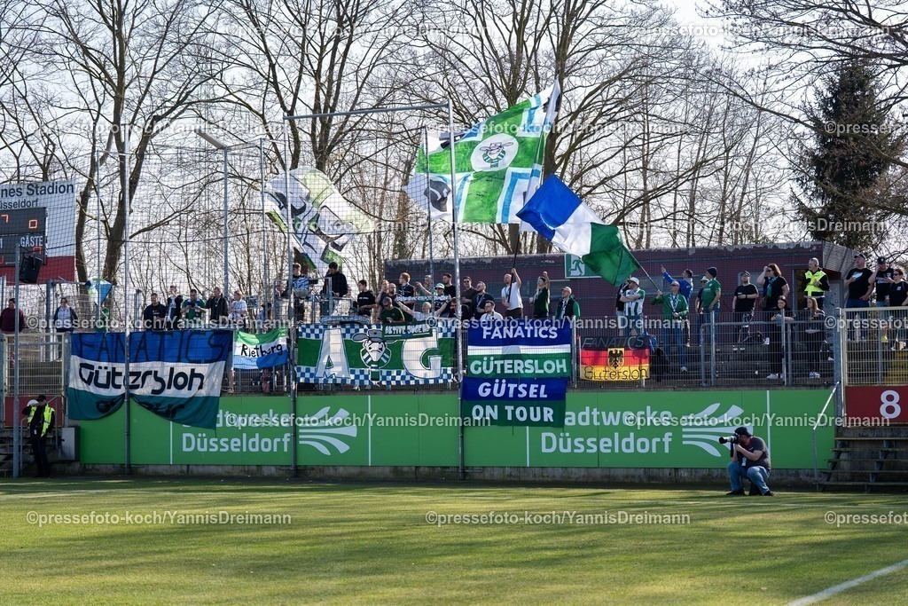 xYDR08032501007 | 08.03.2025, xydrx, Fußball, Fortuna Düsseldorf II (U23) - FC Gütersloh, Regionalliga West, Paul-Janes-Stadion: Übersichtsbild Fanblock Gütersloh schwenken Fahnen
