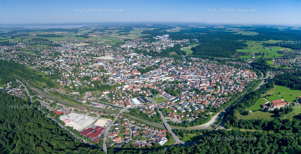 panorama-luftbild-traunstein-stadt-bruno-kapeller-2 | Weites Luftbild-Panorama über Traunstein: vorne das Tal der Traun mit Festplatz und Riesenrad, dahinter die Stadt mit Altstadt und das Chiemgauer Voralpenland bis zum Horizont. Aufgenommen am 8. August 2025. - Realisiert mit Pictrs.com
