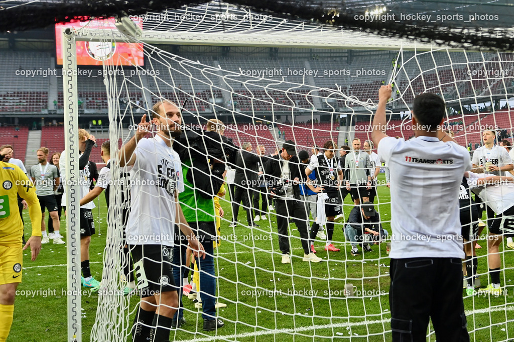 SK Puntigamer Sturm vs. SK Rapid Wien Siegerehrung, Impressionen | Tor Netz zerschneiden, SK Puntigamer Sturm vs. SK Rapid Wien Siegerehrung, Impressionen, SK Puntigamer Sturm vs. SK Rapid Wien Siegerehrung, Impressionen am 01.05.2024 in Klagenfurt (Wörthersee Stadion ), Austria, (Photo by Bernd Stefan)