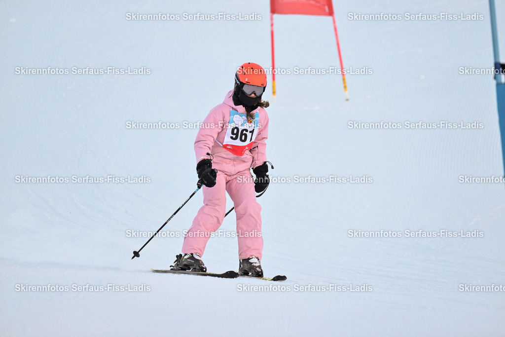 SRF_25.12.2025_0103 | Skirennfotos,Serfaus,Fiss,Ladis,Kinderskirennen,Winter,Tirol,Oberland,skirace,SFL,feelfree,weil wir's genießen,ski,Ski,skifahren,Sonnenplateau, - Realisiert mit Pictrs.com