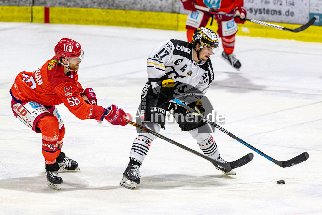 EC Peiting vs EV Füssen | Eishockey Oberliga Süd 2023/2024, EC Peiting vs EV Füssen,
Kampf um den Puck Pius SEITZ (EVF 17) und Sean MORGAN (ECP 58),
2023-10-29 in Peiting (Eisstadion)
17 Pius SEITZ (EVF 17), 58 Sean MORGAN (ECP 58)
Copyright: WolfgangxLindner sportworld
