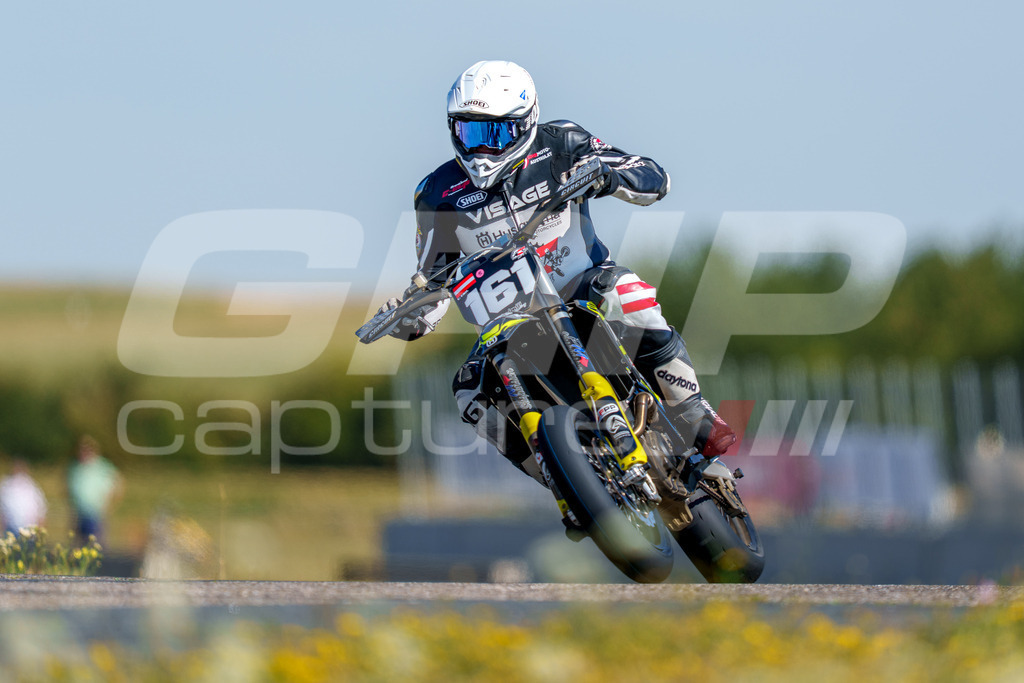SuperMoto_Staatsmeisterschaft_Fuglau-natural-992 | GRIPcapture steht für authentische Sportfotografie in Österreich – für Momente, die mehr sind als Geschwindigkeit oder Ergebnis. Es geht um Emotion, Spannung, Fokus und den Augenblick, der oft nur einen Wimpernschlag dauert.Ob Motorsport, Teamsport oder 
