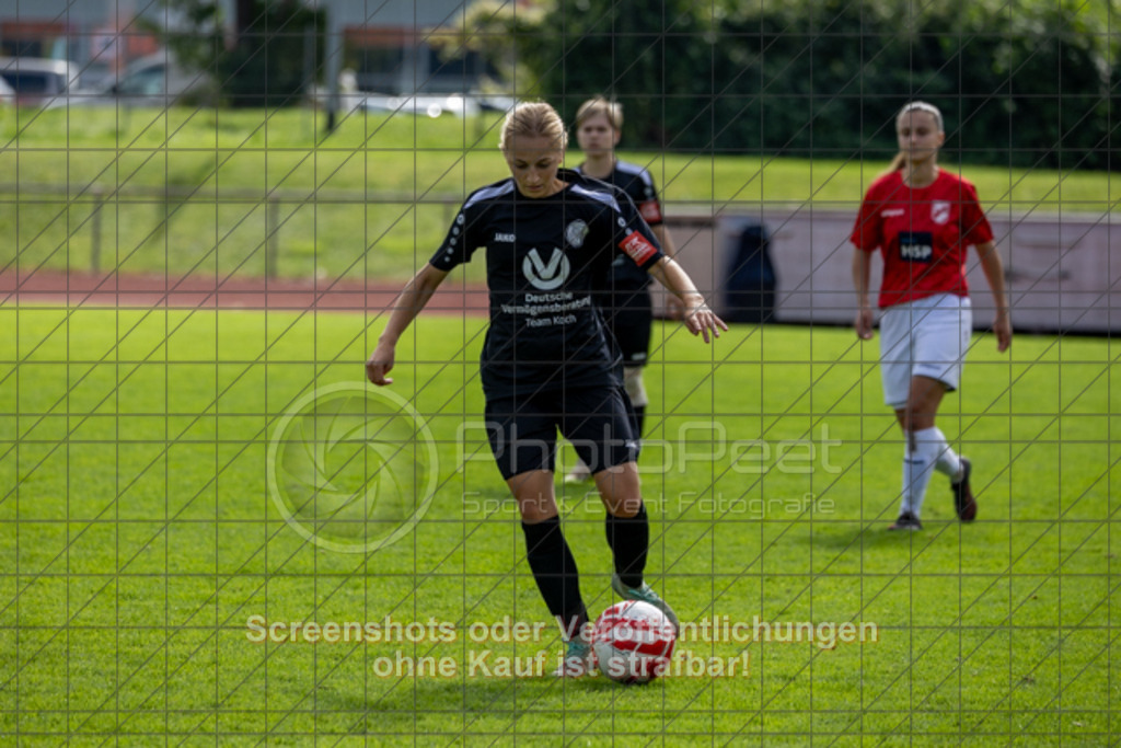 20250928_132515_0218 | #,1.FC Donzdorf (schwarz) vs. TV Derendingen (rot), Fussball, Frauen-Verbandsliga Württemberg, 03. Spieltag, Saison 2025/2026, Rasenplatz Lautertal Stadion, Süßener Straße 16, 73072 Donzdorf, 28.09.2025 - 13:00 Uhr,Foto: PhotoPeet-Sportfotografie/Peter Harich