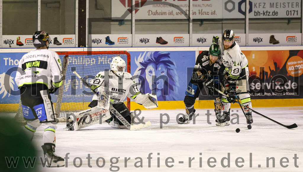 2024-03-01_126_TSV_Erding_gegen_ERSC_Amberg | Erding, Deutschland, 01.03.2024:
Eishockey, Bayernliga Playoffs 2023 / 2024, 5. Spieltag, TSV Erding gegen ERSC Amberg, Endergebnis: 9:0

Torwart Janik Engler (ERSC Amberg, #30), Elias Maier (Erding Gladiators, #15), Felix Schwarz (ERSC Amberg, #14)

Foto: Christian Riedel / fotografie-riedel.net
